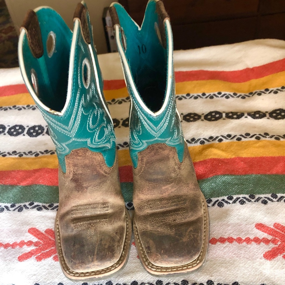 Boys ariat boots size 10